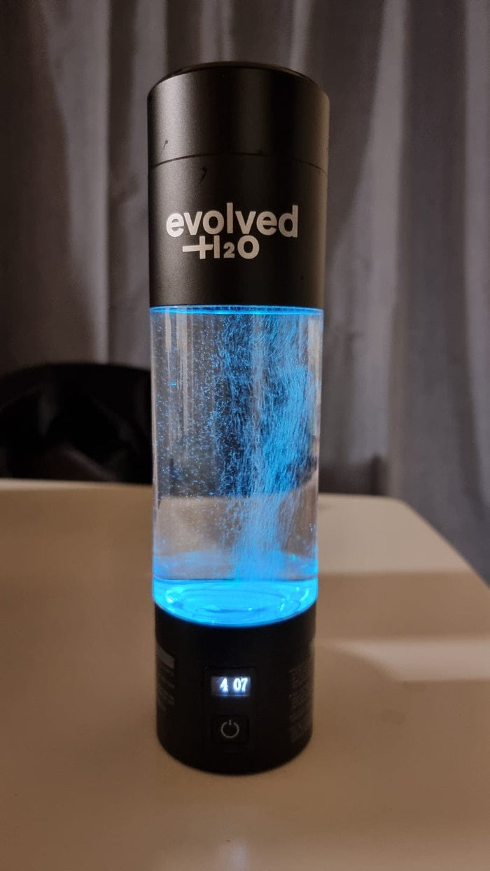 Customer photo of the Evolved H2O hydrogen bottle producing hydrogen bubbles